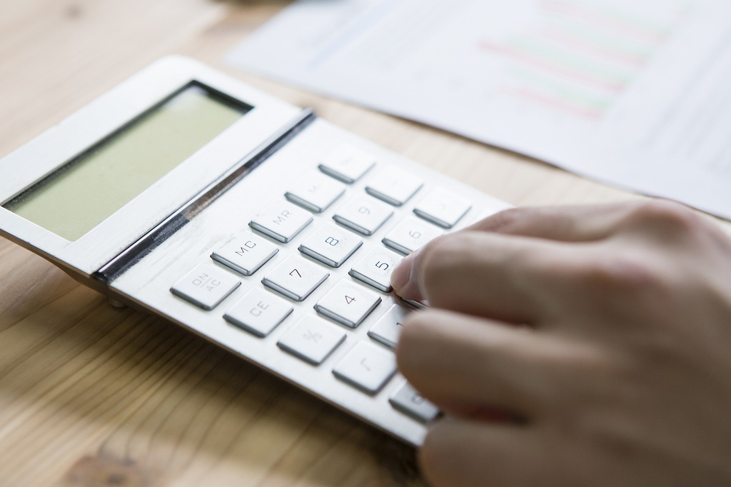 電卓を打つ男性