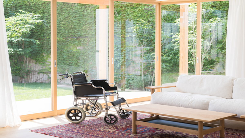 家の中に車いす